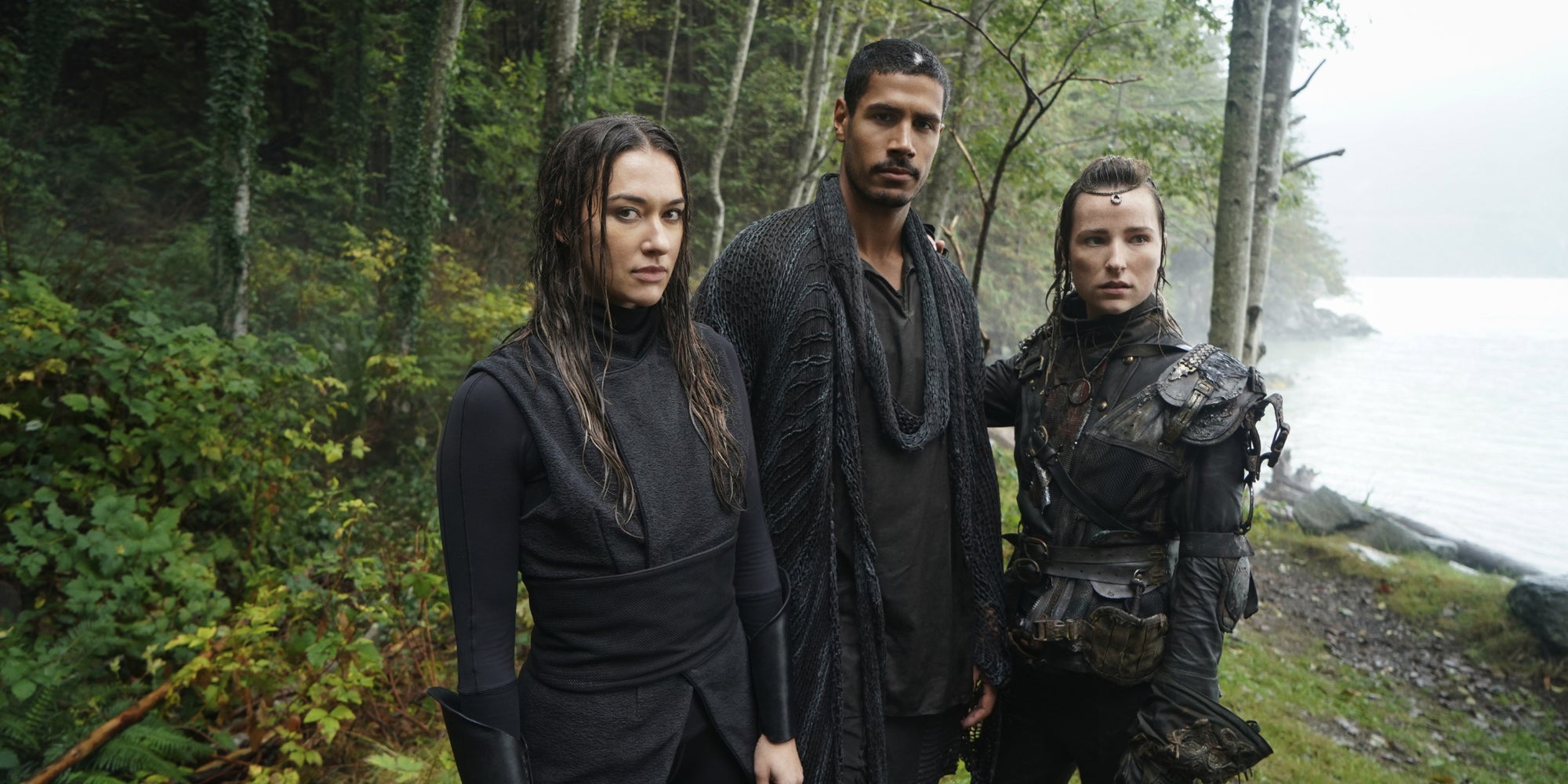Echo et Gabriel, accompagnés de la jeune Hope, vont tenter d'élucider le mystère de l'Anomalie dans la saison 7 de "The 100", prochainement sur SYFY...