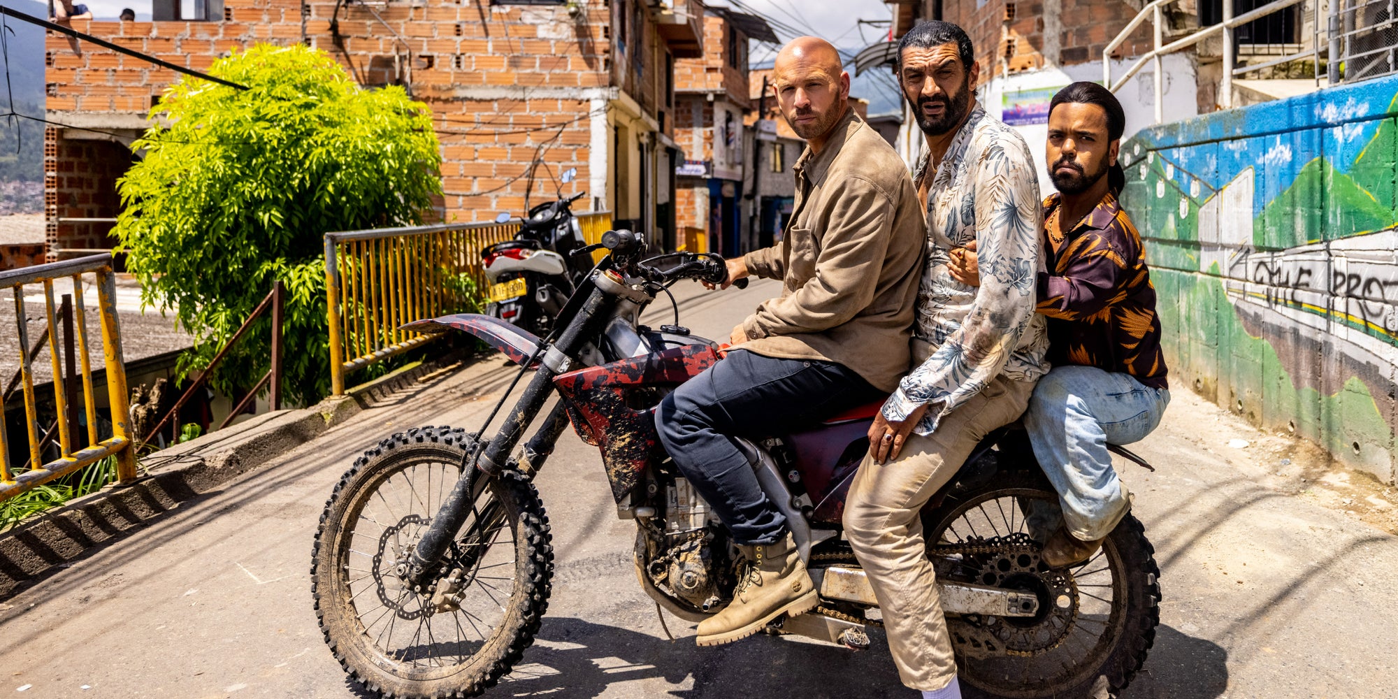 Franck Gastambide, Ramzy Bedia et Anouar Toubali dans la comédie ''Medellín'', disponible sur Prime Video le 2 juin. 