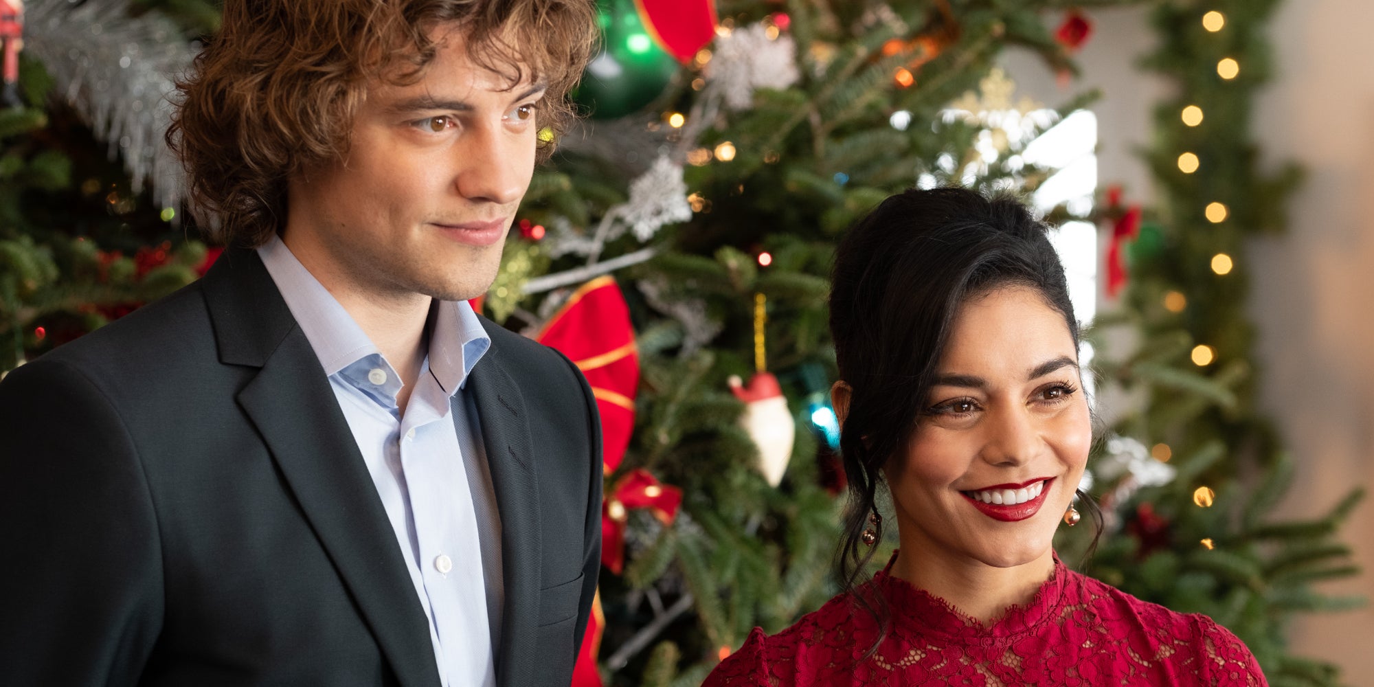 Sir Cole (Josh Whitehouse) et Brooke (Vanessa Hudgens) vont-ils tomber amoureux dans "L'Alchimie de Noël" ?  