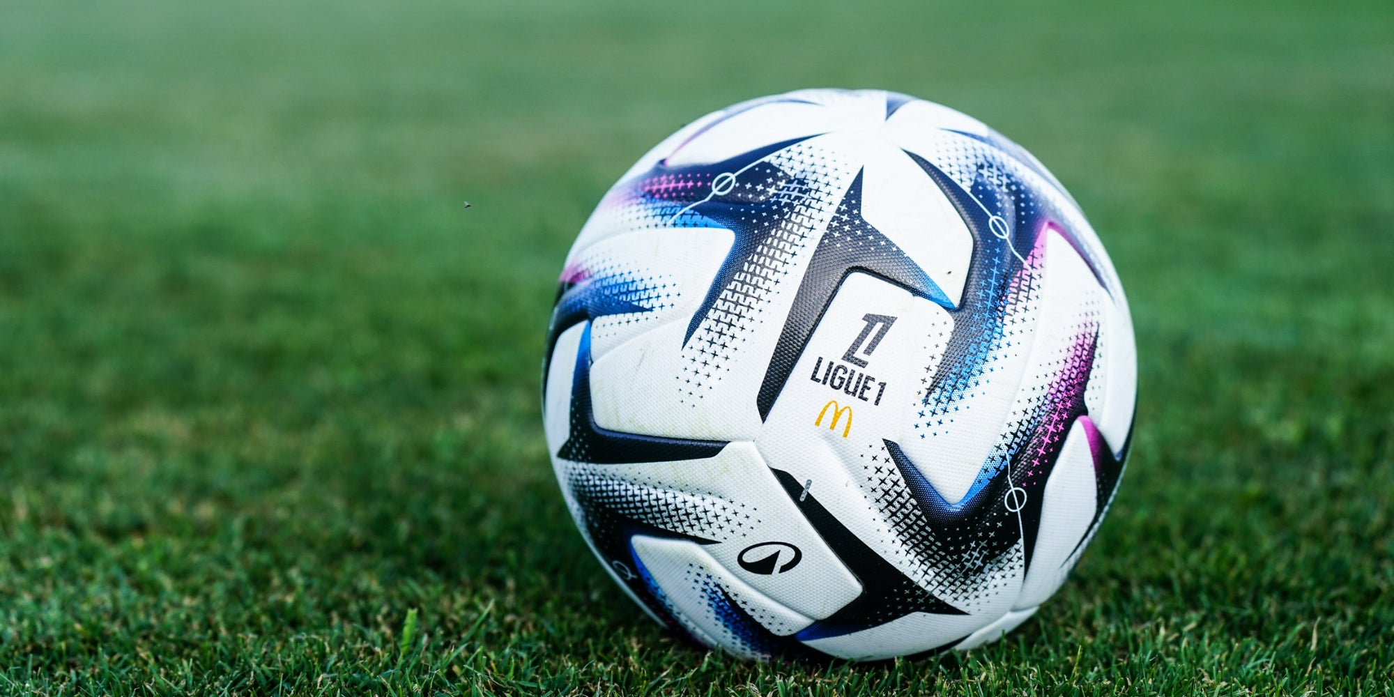 Le ballon de la Ligue 1 lors d'un match amical entre Toulouse et Pau, le 12 juillet 2025 au Stadium de Toulouse.