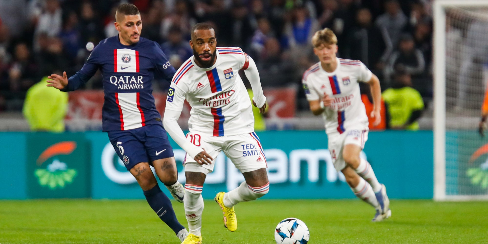 Marco Verratti (PSG) et Alexandre Lacazette (OL) lors de la rencontre OL - PSG au Matmut Stadium (Lyon), le 18 septembre 2022