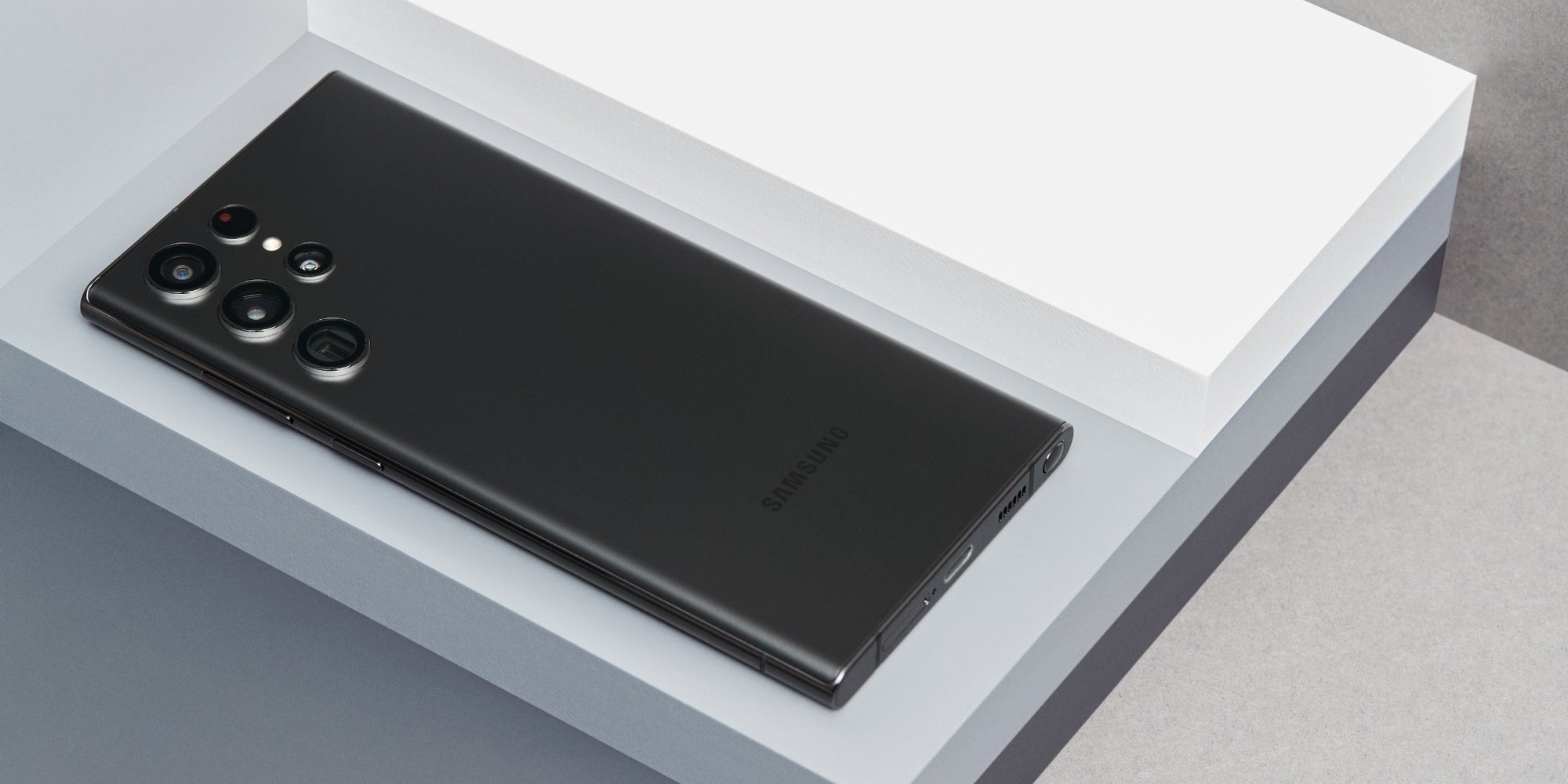 La nouvelle gamme des Samsung Galaxy S23 devrait s'inspirer du design du Samsung Galaxy S22 Ultra, ici présenté dans son coloris Phantom Black.