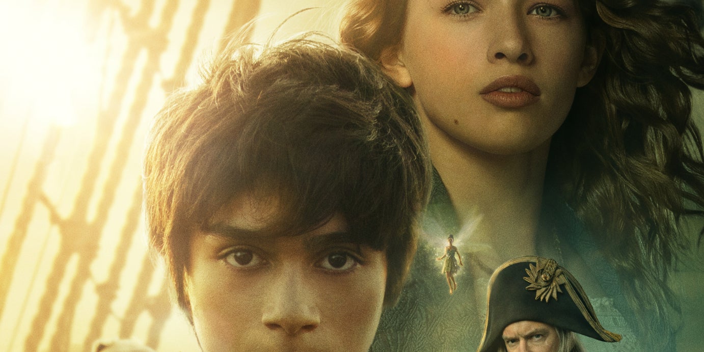 Alexander Molony (Peter Pan), Ever Anderson (Wendy Darling) et Jude Law (Capitaine Crochet) à l'affiche de Peter Pan & Wendy sur Disney+. 