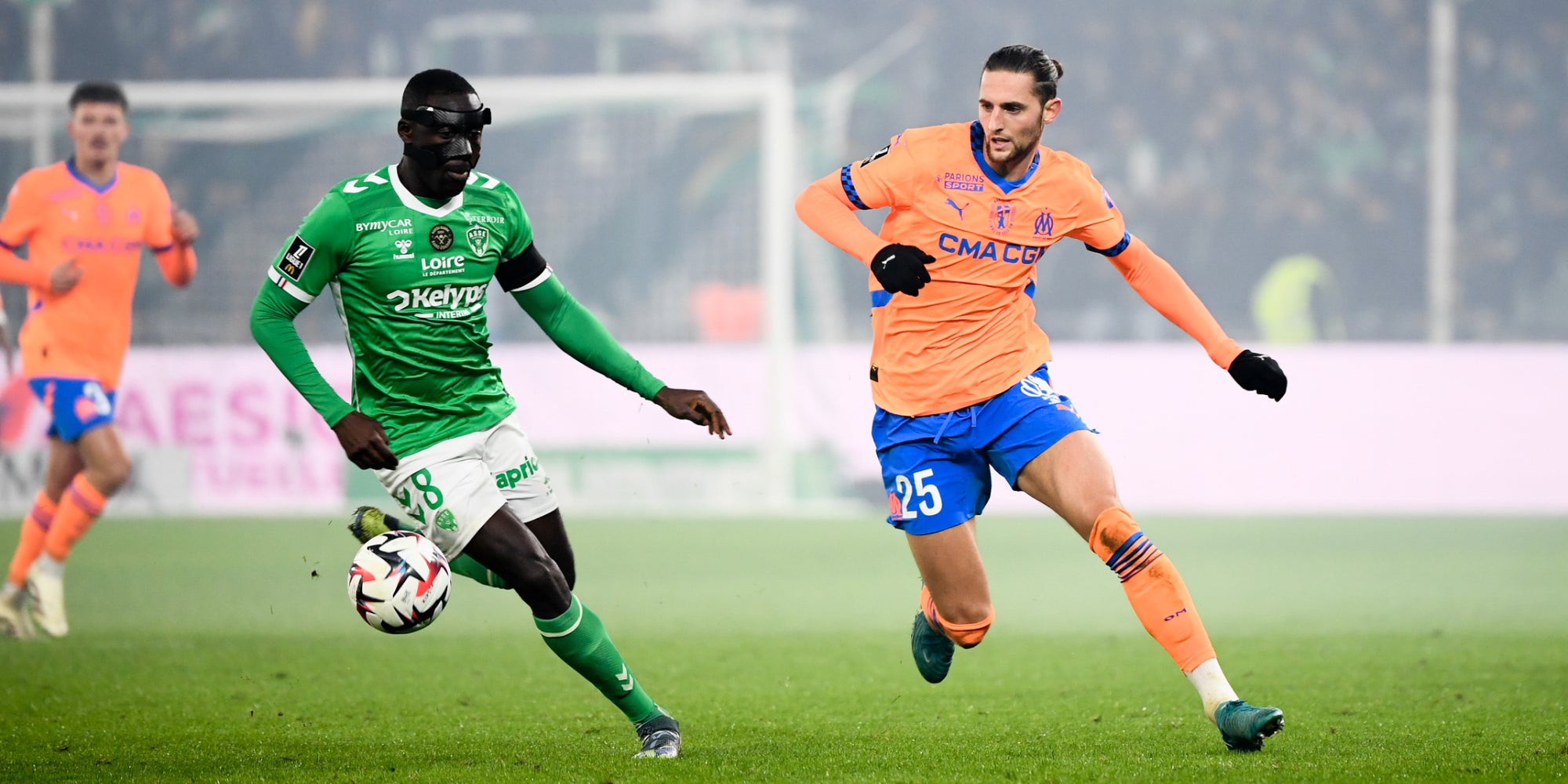 Dennis Appiah (à gauche) face à Adrien Rabiot (à droite) lors du match entre l'ASSE et l'OM, le 8 décembre 2024.
