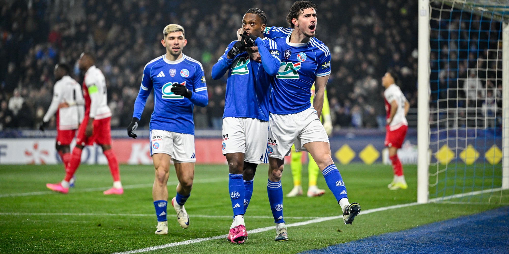 Les Strasbourgeois Fabrice-Martial Godo, Joaquin Panichelli et Julio Enciso lors du huitième de finale de Coupe de France face à Monaco, le 5 février au Stade de la Meinau (Strasbourg). 