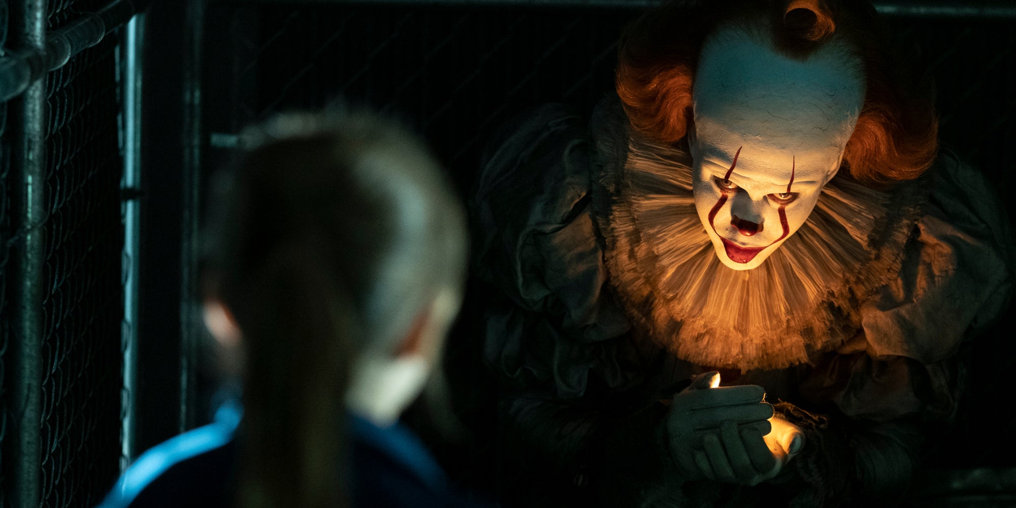 Ça, chapitre 2 : Bill Skarsgard, impressionnant dans la peau du clown maléfique imaginé par Stephen King.