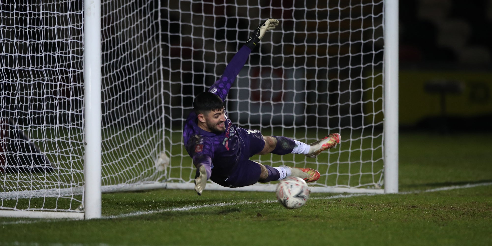 Tom King, le désormais célèbre gardien de but de Newport County, lors d'un match à domicile face à Brighton and Hove Albion, le 10 janvier 2021.