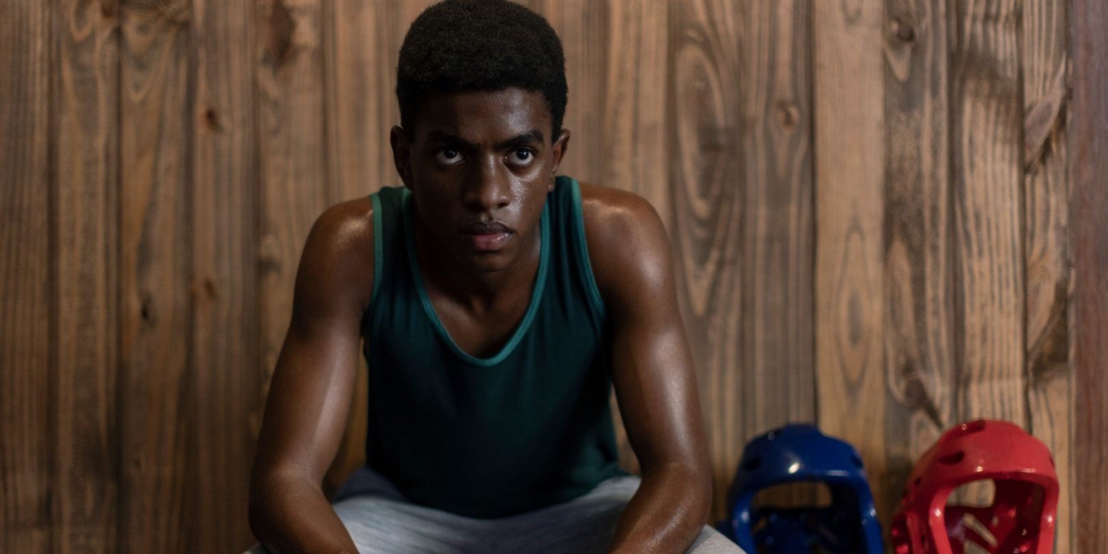 Bruno Vinicius incarnant Silva dans son adolescence, dans la série ''Anderson Spider Silva'', disponible sur Paramount+.
