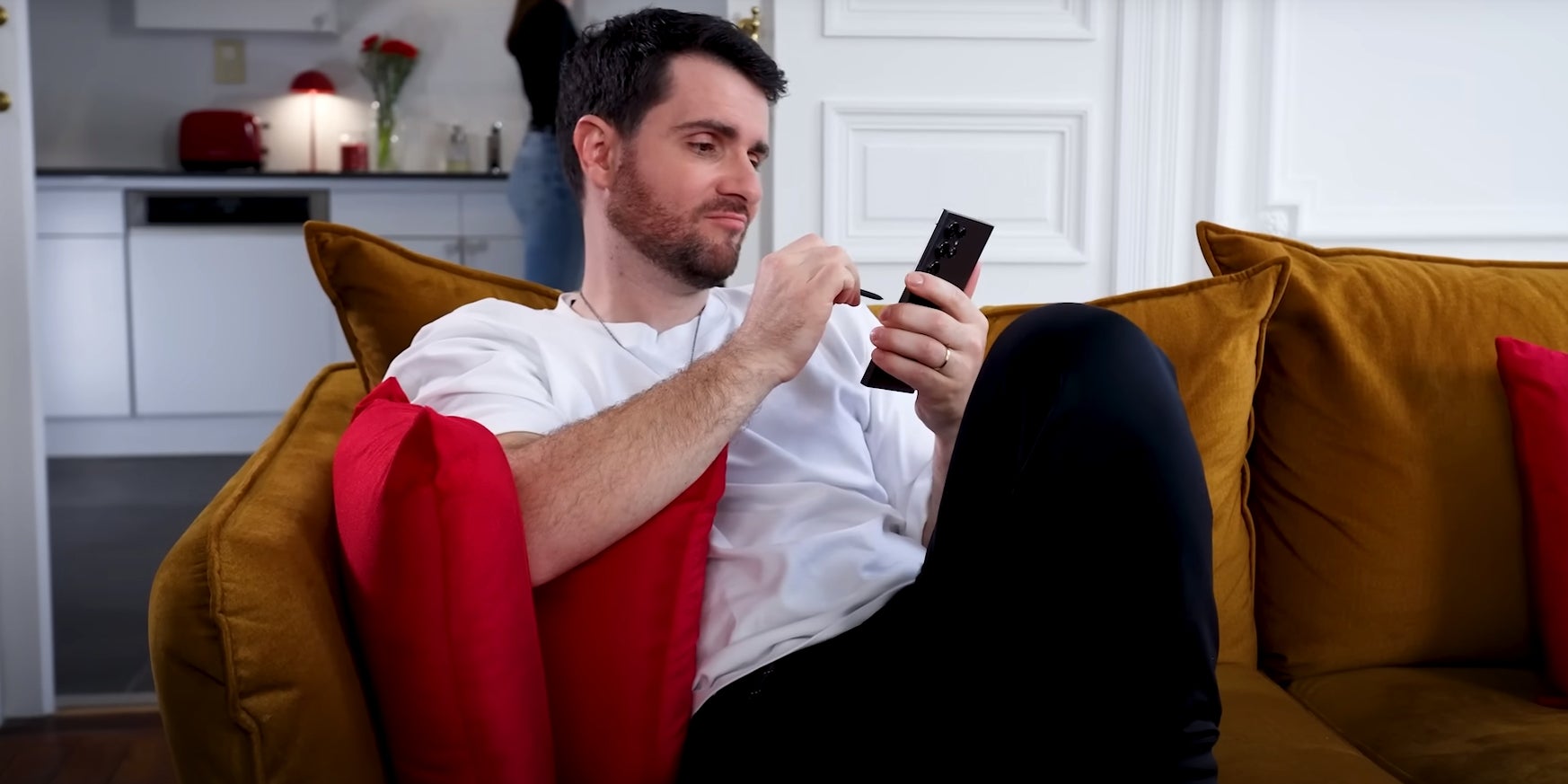 Le youtubeur Amixem teste le Samsung Galaxy S24 Ultra pour SFR.