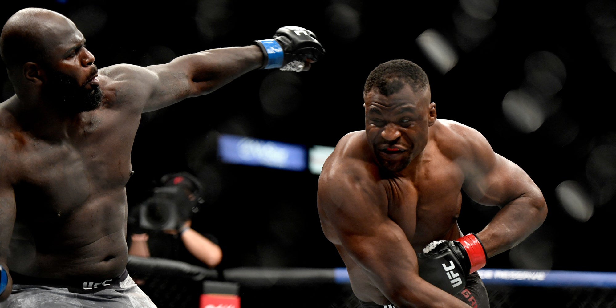 Francis Ngannou (à droite) lors de son combat contre Jair Rozenstruik pendant l'UFC 249 à Jacksonville, Floride