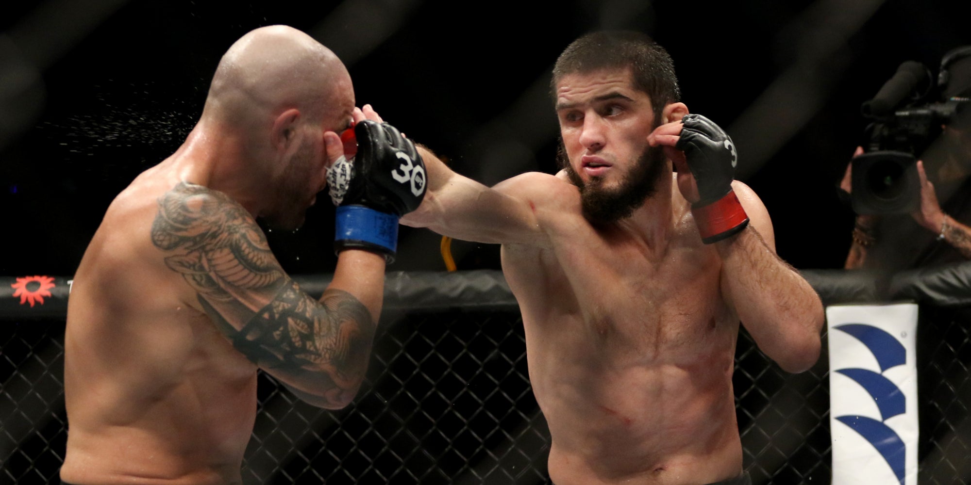 Le champion des poids légers Islam Makhachev lors de son combat face à Alexander Volkanovski, le 12 février 2023 à Perth (Australie). 