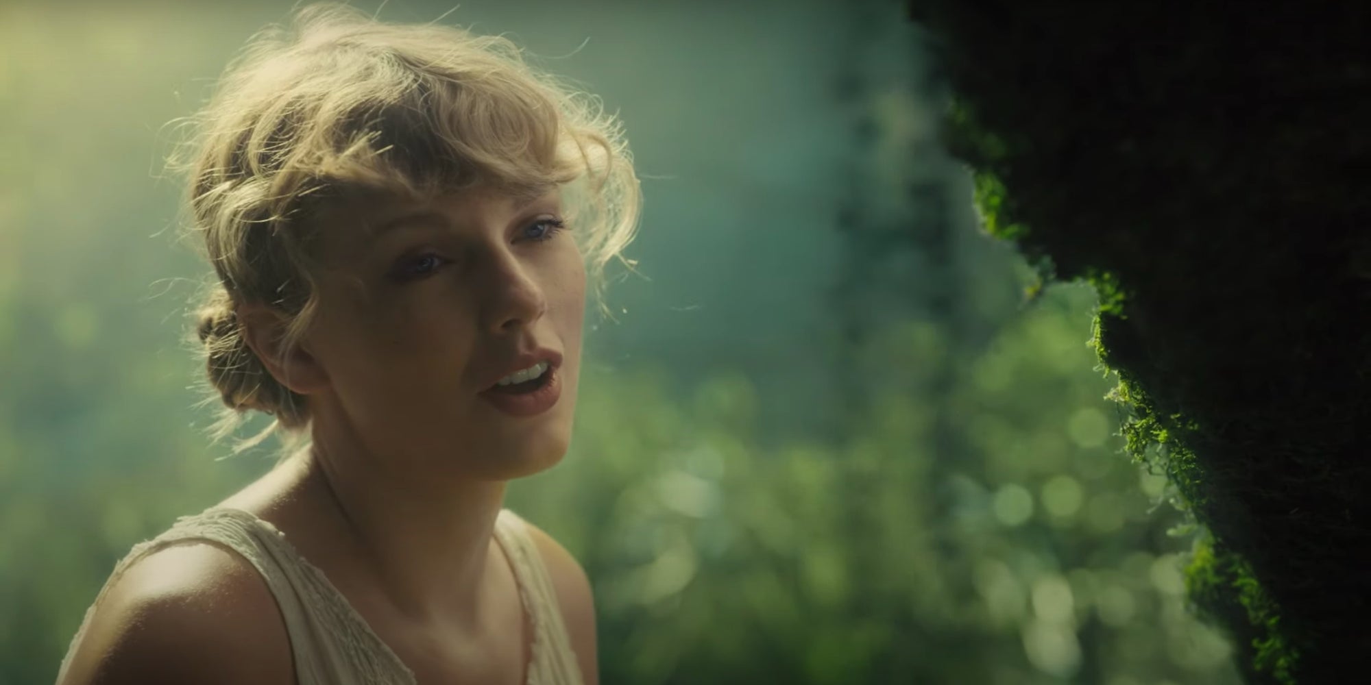 Taylor Swift nous embarque dans une ambiance bucolique et féérique avec "cardigan", le premier clip de son nouvel album.