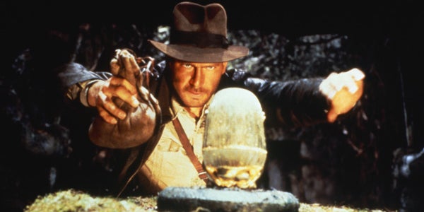 Harrison Ford est Indiana Jones dans Indiana Jones et les Aventuriers de l'Arche Perdue