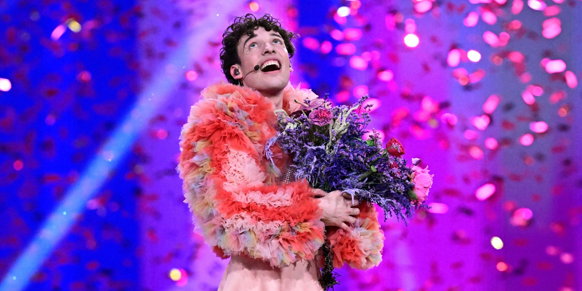 Nemo, représentant la Suisse avec sa chanson "The Code", célèbre sa victoire en finale de la 68e édition de l'Eurovision, le 11 mai 2024, à Malmo en Suède. 