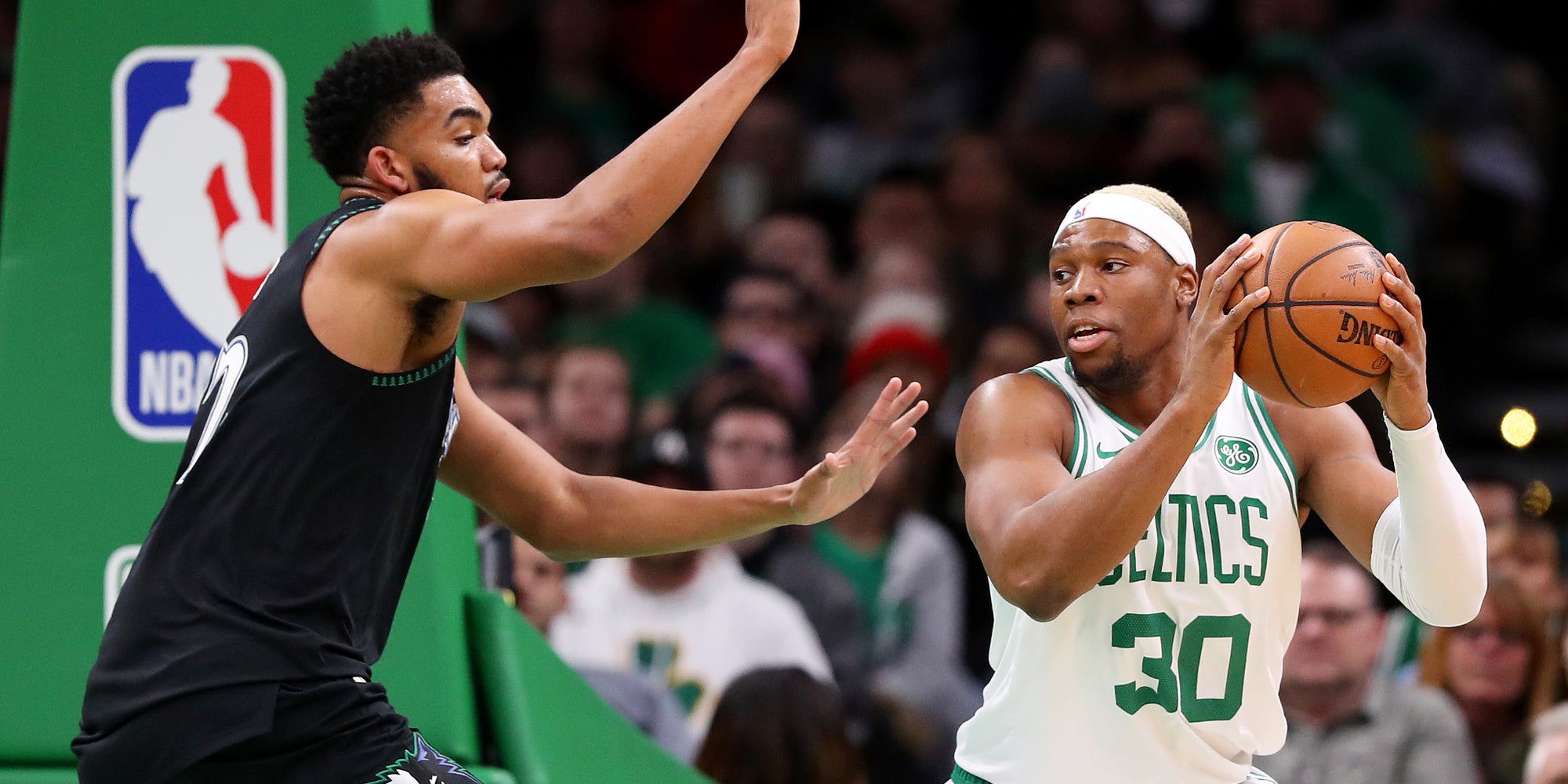 Guerschon Yabusele (à droite) lors d'un match avec son ancienne franchise des Boston Celtics face aux Minnesota Timberwolves, à Boston, le 2 janvier 2019. 