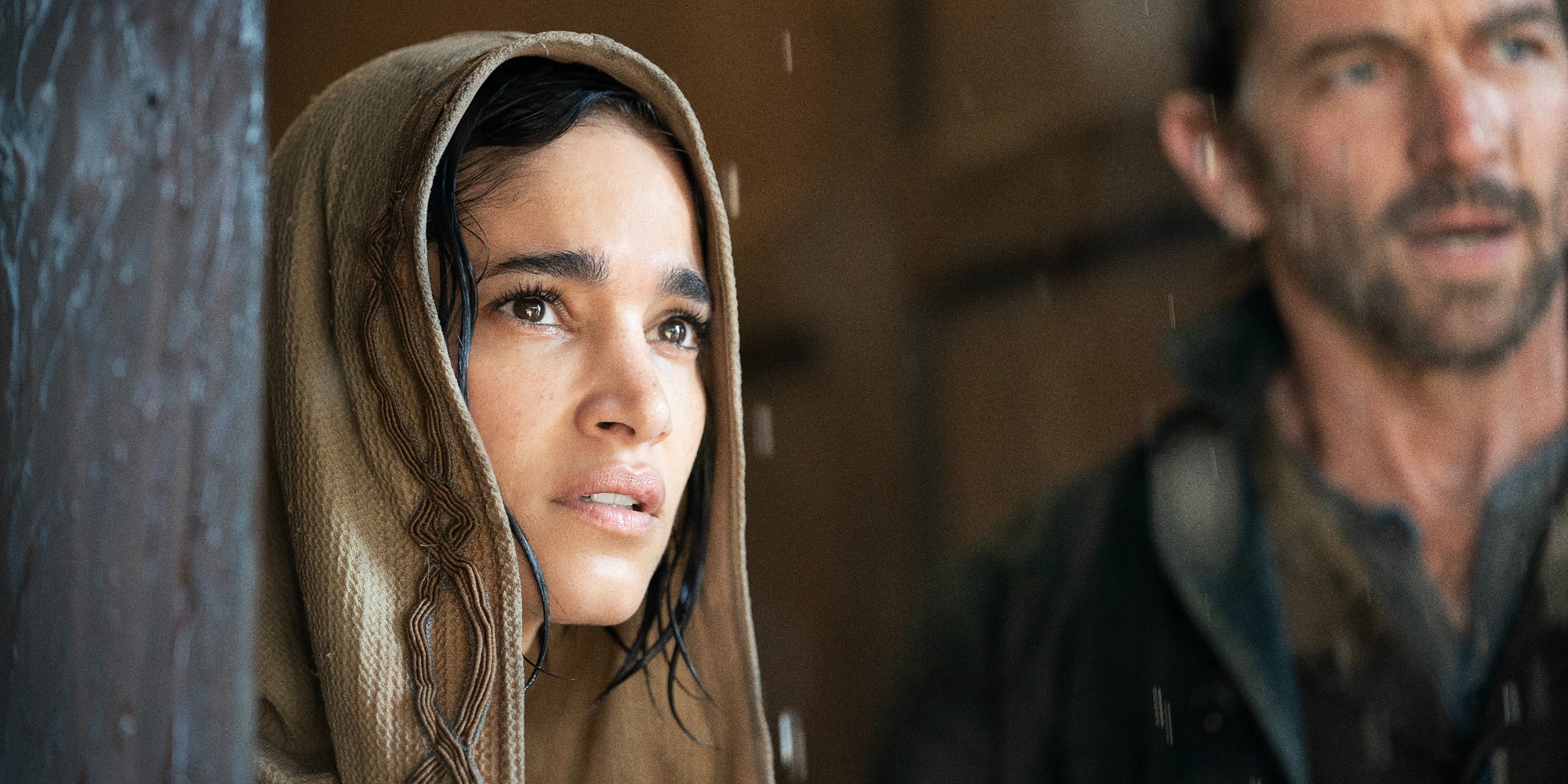 Sofia Boutella et Michiel Huisman dans la première partie de ''Rebel Moon'', à découvrir sur Netflix le 22 décembre 2023.