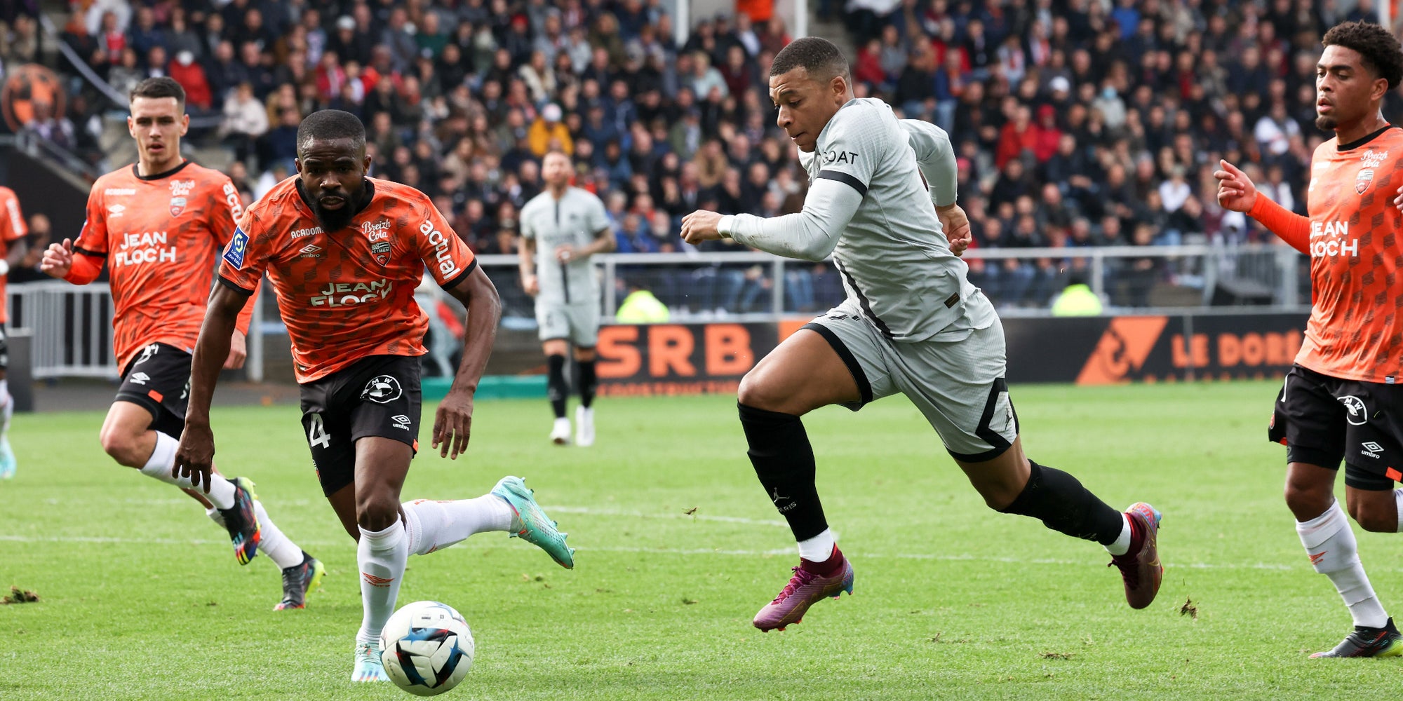 Gedeon Kalulu (FC Lorient) et Kylian Mbappé (PSG) lors du match de Ligue 1 Uber Eats au Stade du Moustoir le 6 novembre à Lorient, France.