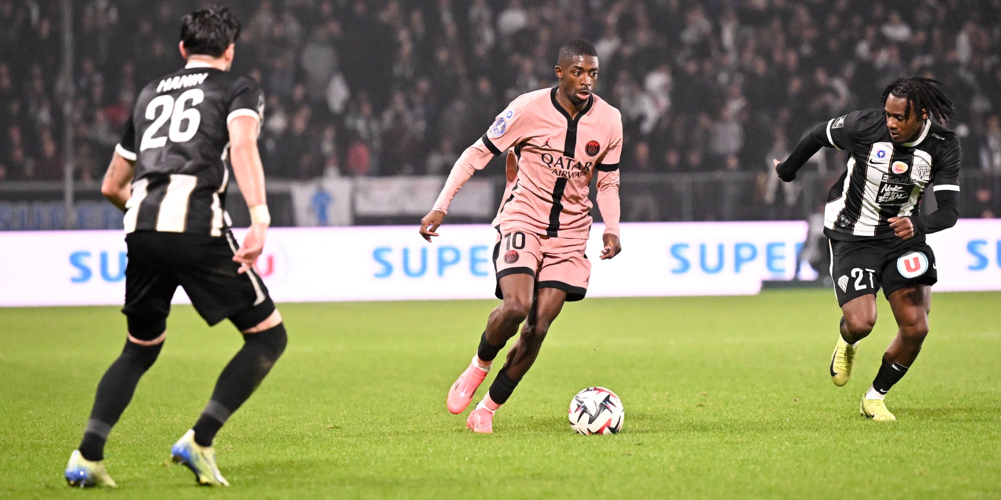 Le PSG d'Ousmane Dembélé (au centre) accueille Angers lors de la 28e journée de Ligue 1. Un score de parité suffit aux Parisiens pour s'adjuger le titre.