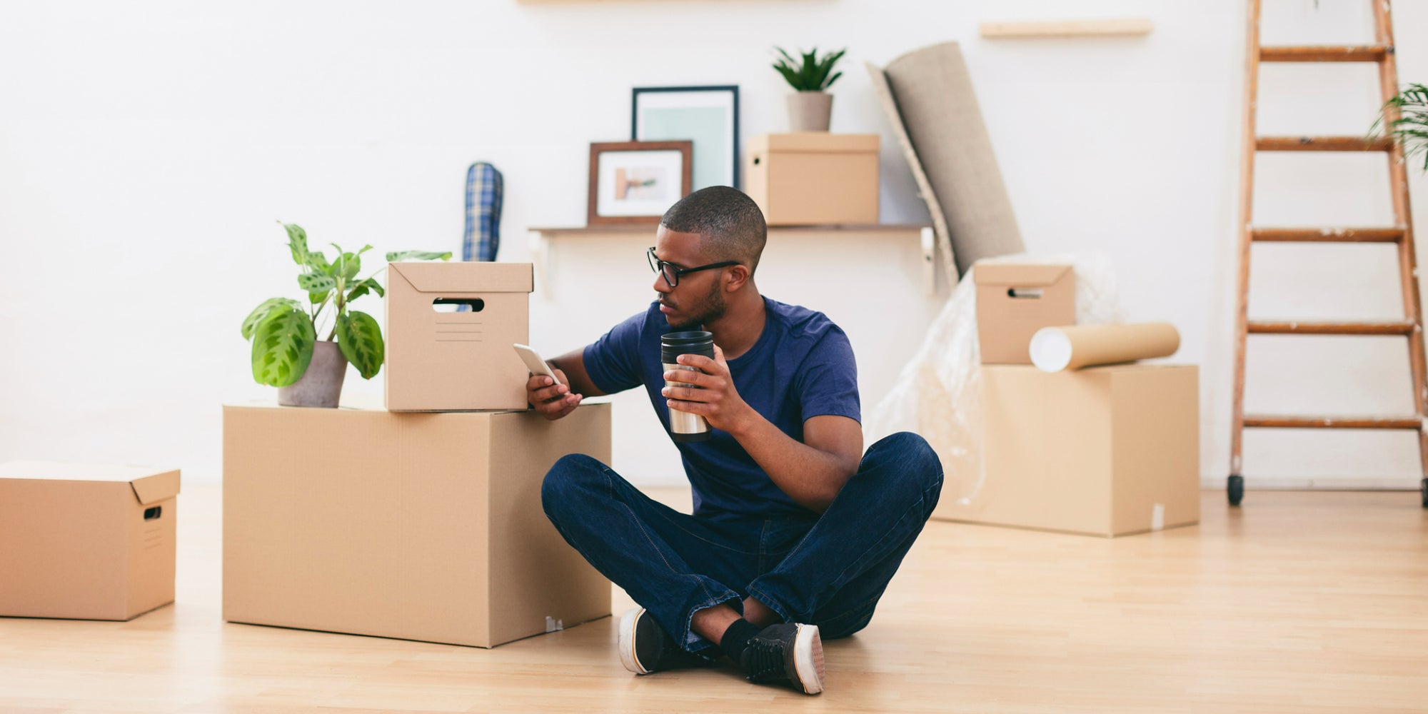 Profitez d'une connexion illimitée à Internet pendant votre déménagement grâce à la box de poche 4G de SFR.
