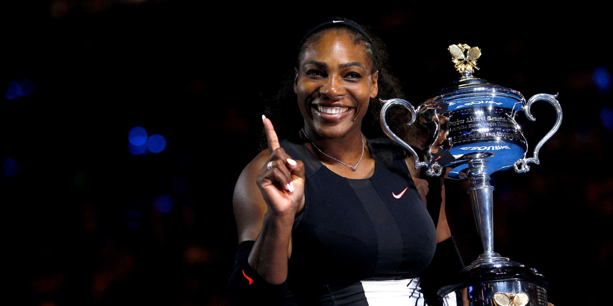 Serena Williams soulevant son dernier trophée en Grand Chelem, à ce jour, à l'Open d'Australie, à Melbourne, le 28 janvier 2017.