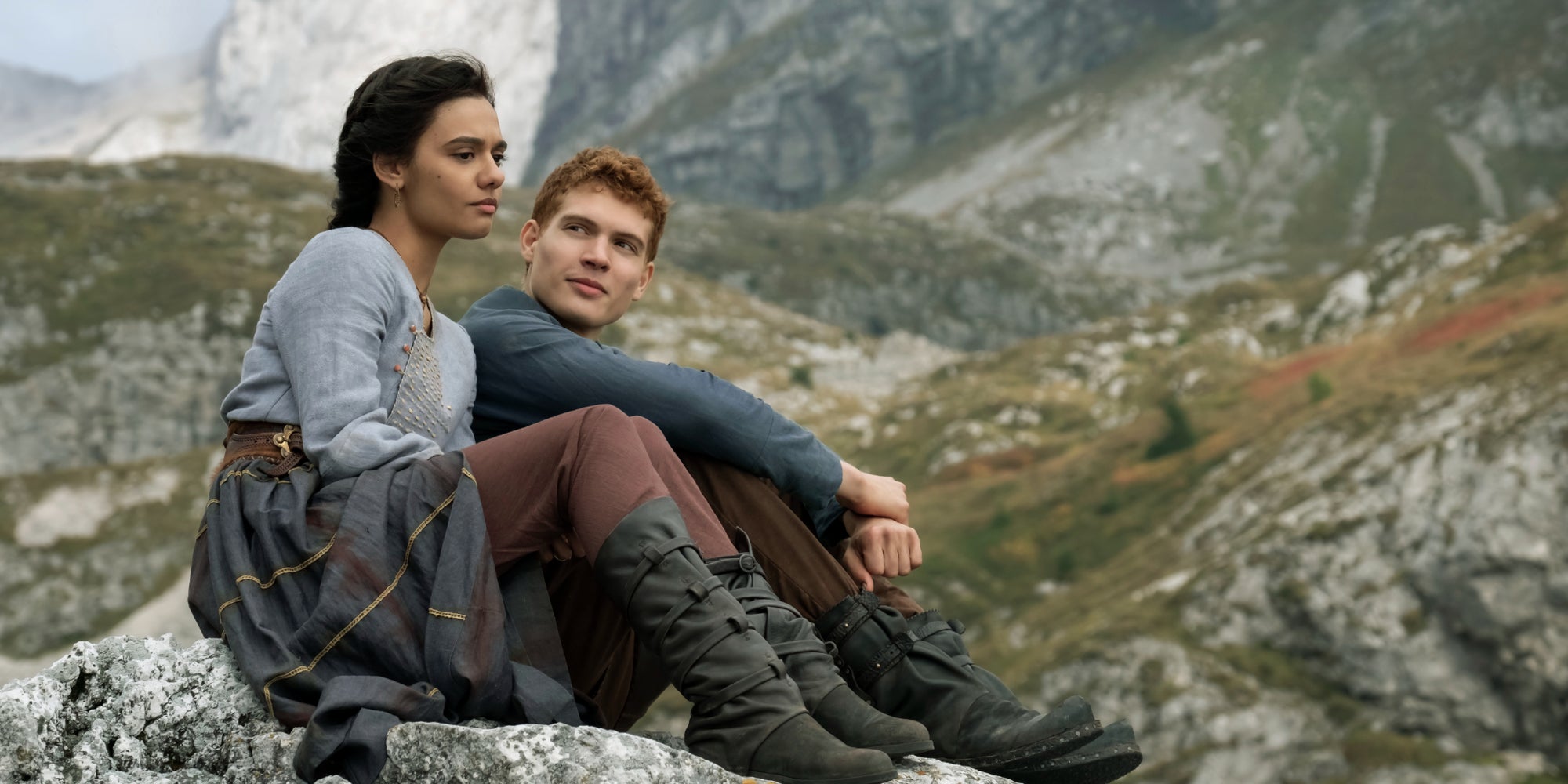 Egwene (Madeleine Madden) et Rand (Josha Stradowski) dans la série "La Roue du Temps" sur Prime Video.