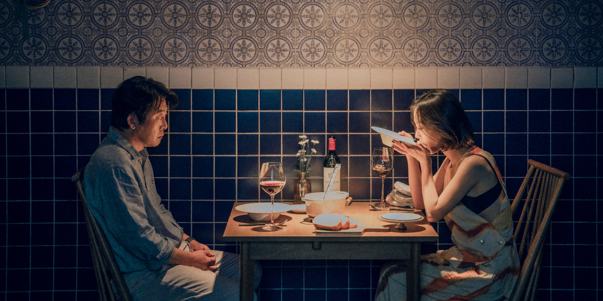 Yun-seok Kim et Go Min-si dans la série-thriller ''Les Silences de la forêt'', à découvrir sur Netflix.