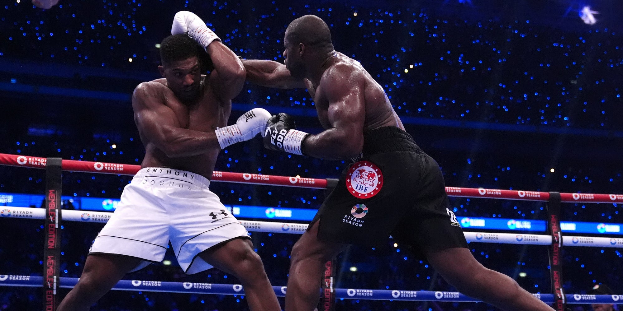 Daniel Dubois et Anthony Joshua lors de leur combat, le 21 septembre 2024 au Wembley Stadium de Londres. 