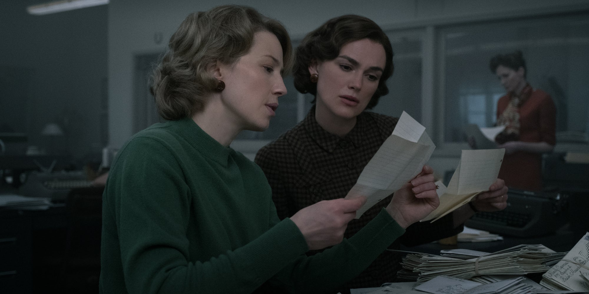 Keira Knightley et Carrie Coon dans le film L'étrangleur de Boston bientôt disponible sur Disney+