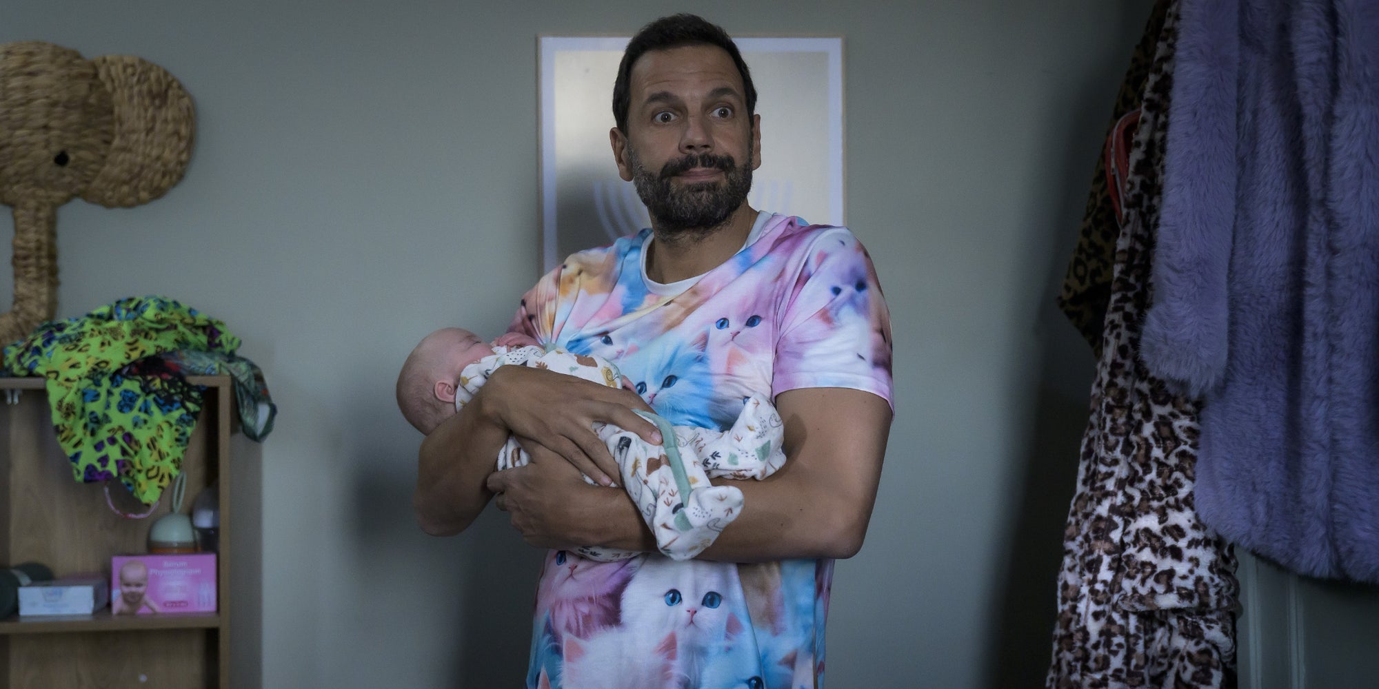 Karadec (Mehdi Nebbou) dans son nouveau rôle de père, dans la saison 5 de "HPI".