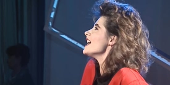 Emmanuelle chante Premier Baiser sur la scène du Jacky Show