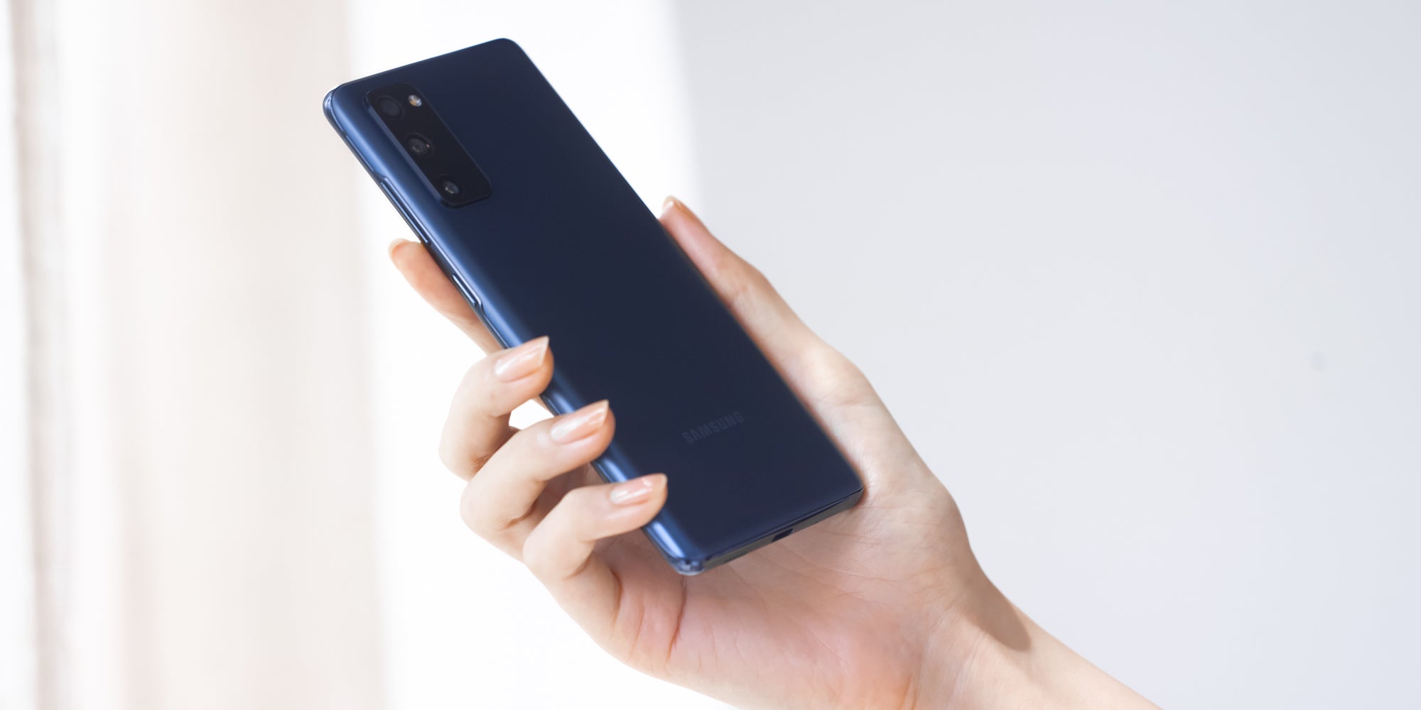 Samsung envisagerait de ne plus fournir d'écouteurs et de chargeur avec ses smartphones.
