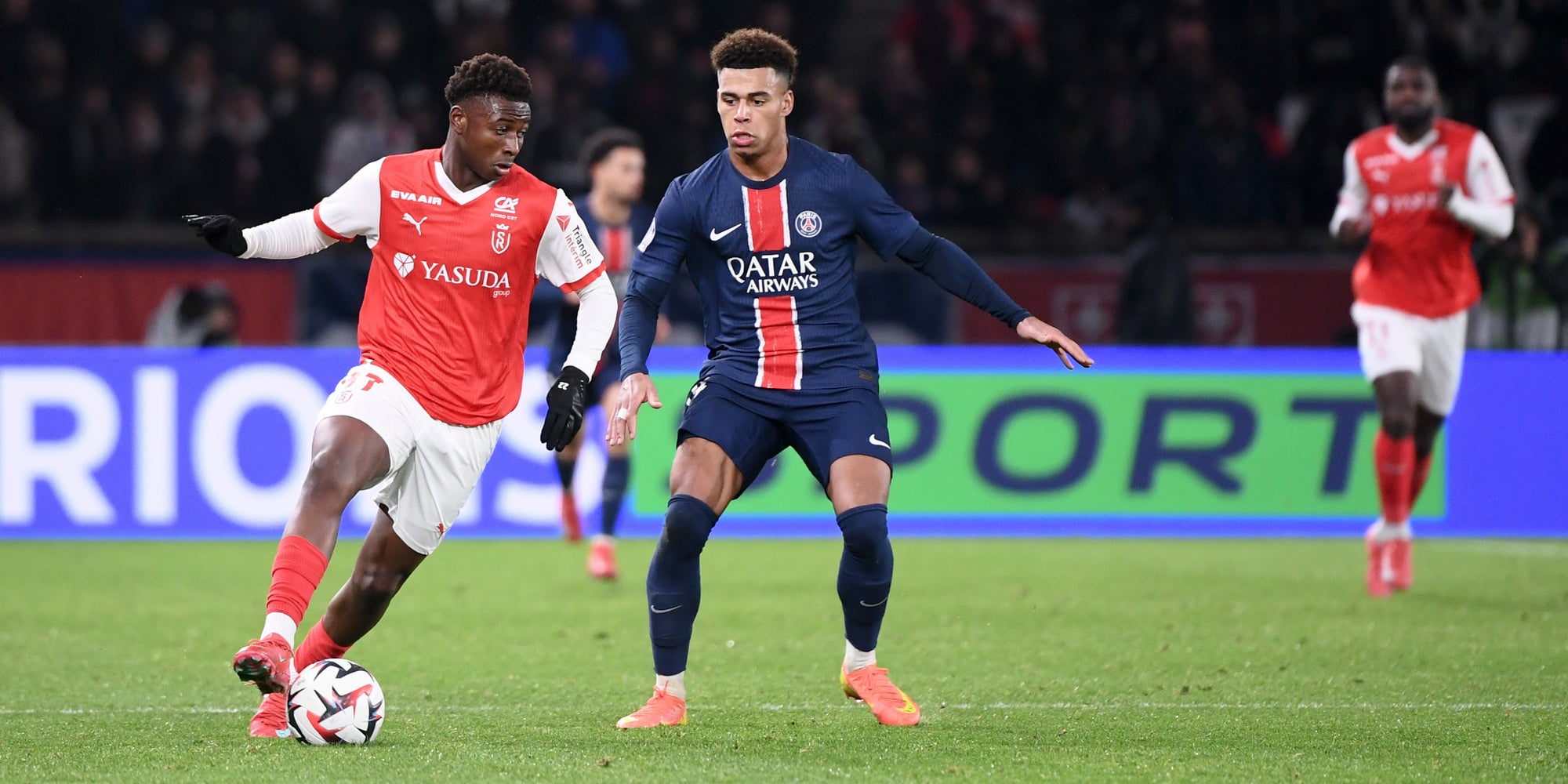 Mamadou Diakhon et Désiré Doué lors du match entre le PSG et le Stade de Reims, le 25 janvier 2025 au Parc des Princes (Paris).