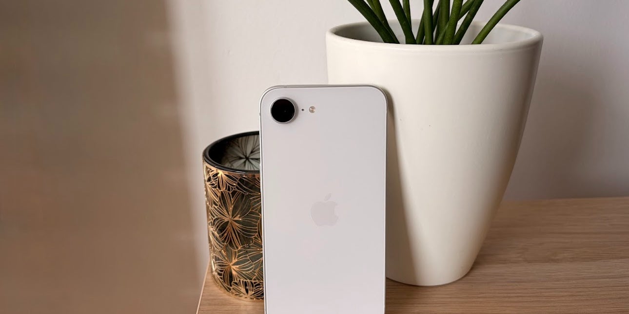 L'iPhone 17e, ici dans son coloris blanc mat.
