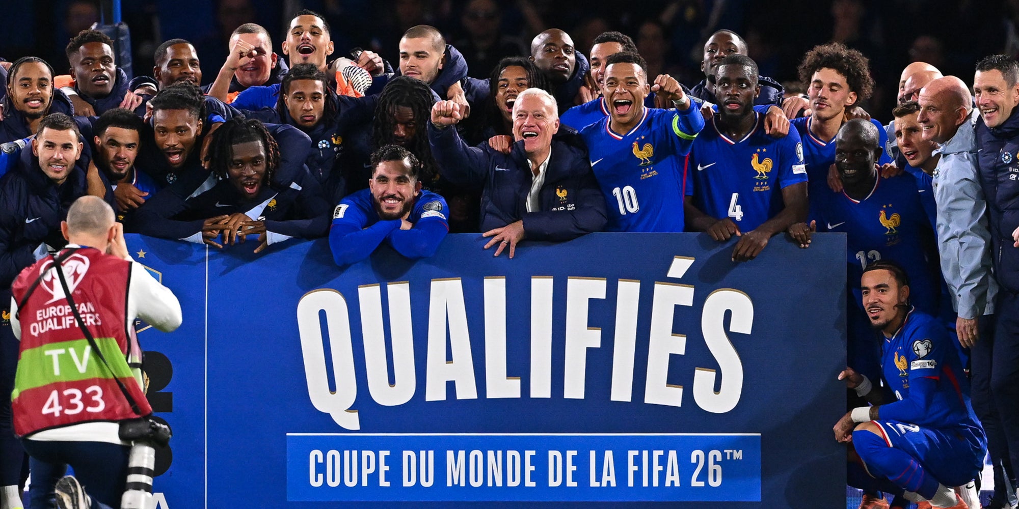 L’Équipe de France de Didier Deschamps célébrant sa qualification pour la Coupe du Monde 2026, le 13 novembre 2025 au Parc des Princes (Paris).