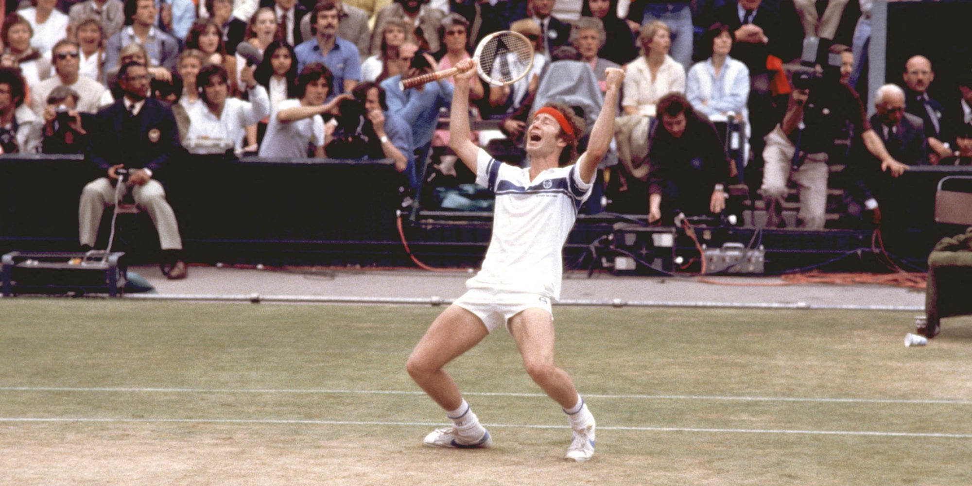 John McEnroe en pleine euphorie, quelques secondes après avoir remporté le tournoi de Wimbledon à Londres, le 4 juillet 1981. 