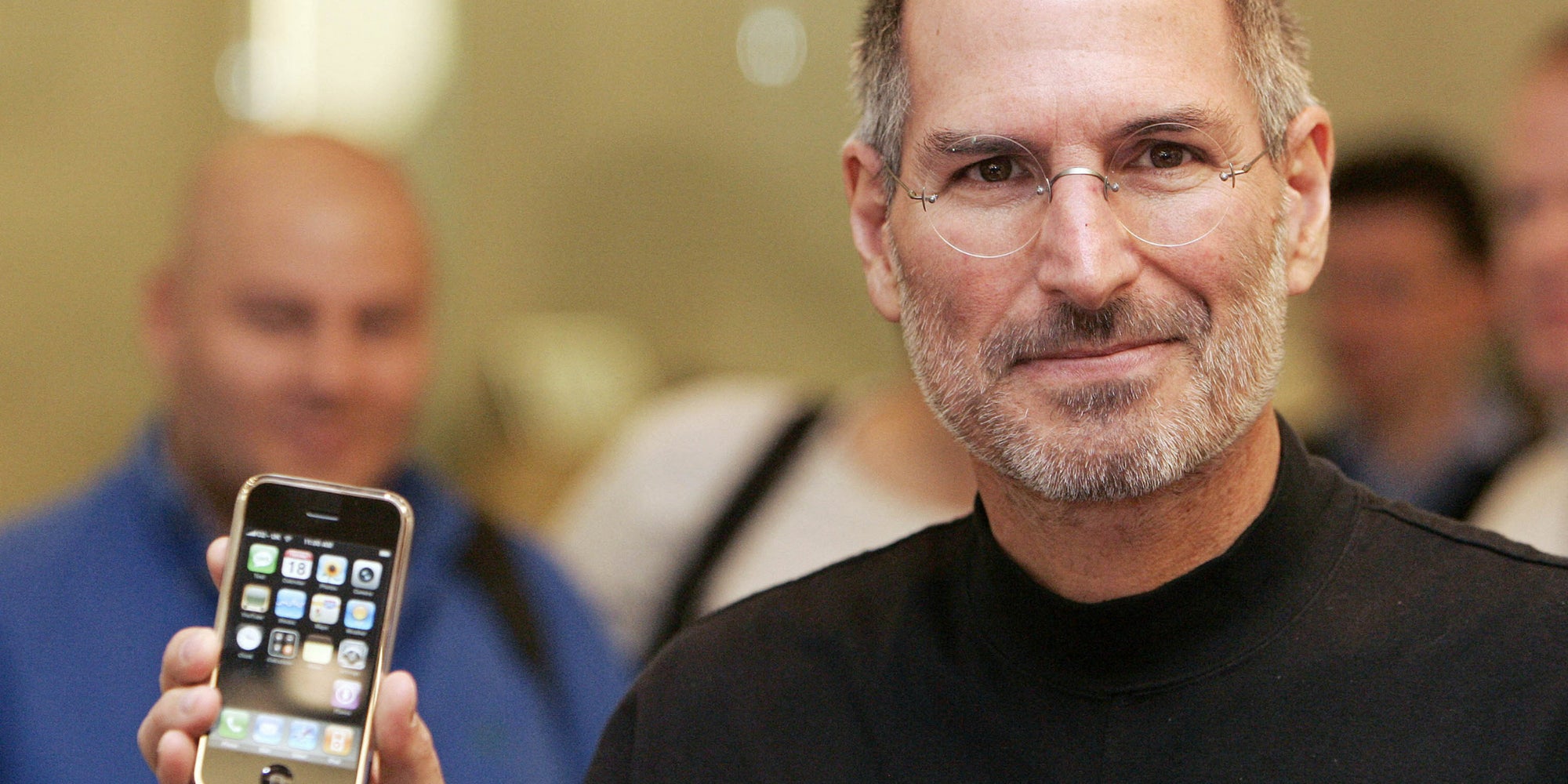 Steve Jobs lors de la conférence de presse présentant l'iPhone 2G à Londres, le 18 septembre 2007