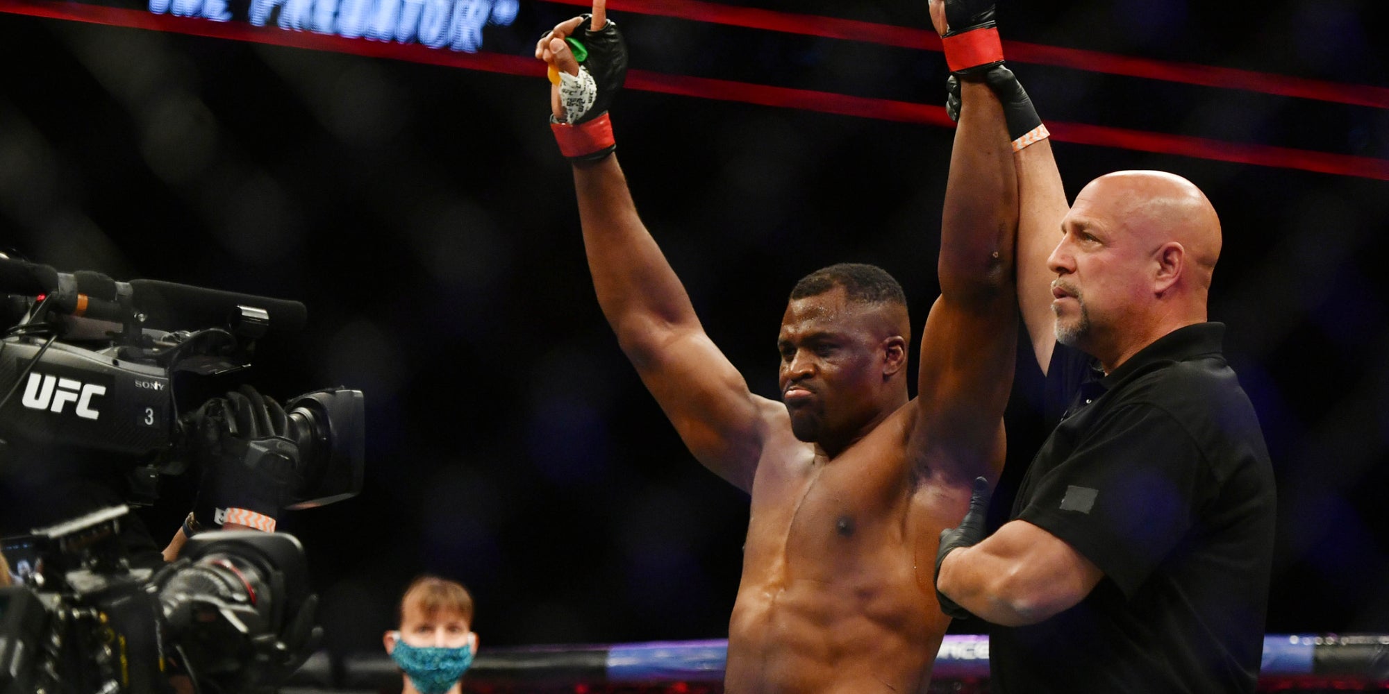 Le champion Camerounais Francis Ngannou lors d'une victoire dans l'octogone