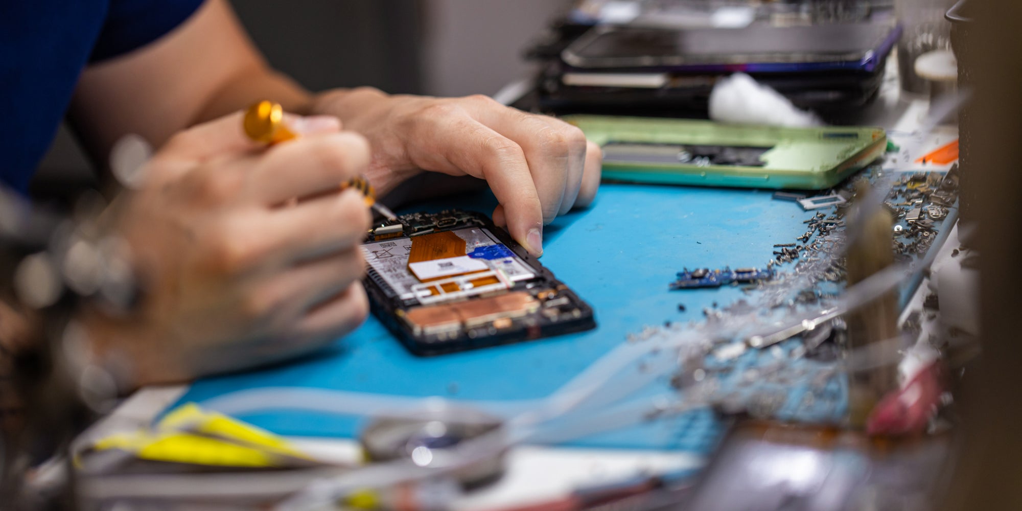 Voici les constructeurs qui proposent les smartphones les plus durables et réparables en 2025.