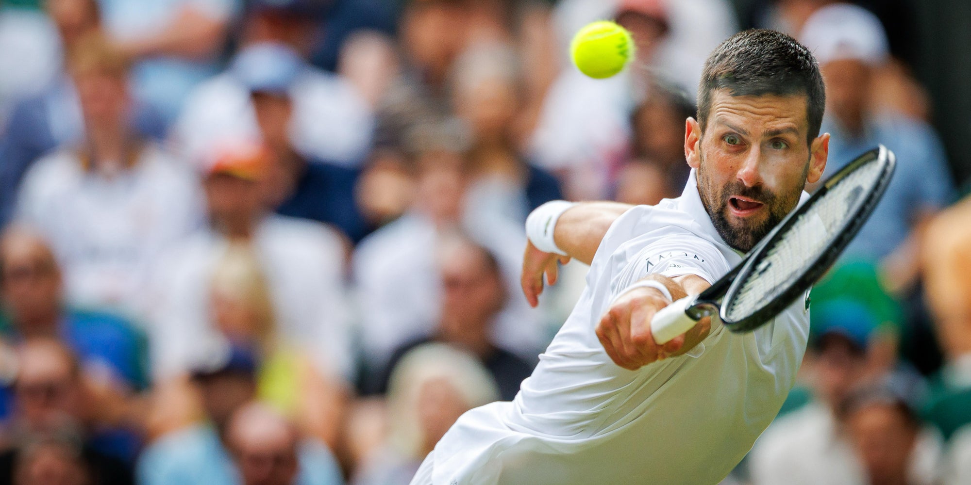 Novak Djokovic lors de son match face à Alex de Minaur en huitième de finale de Wimbledon, à Londres, le 7 juillet 2025. 