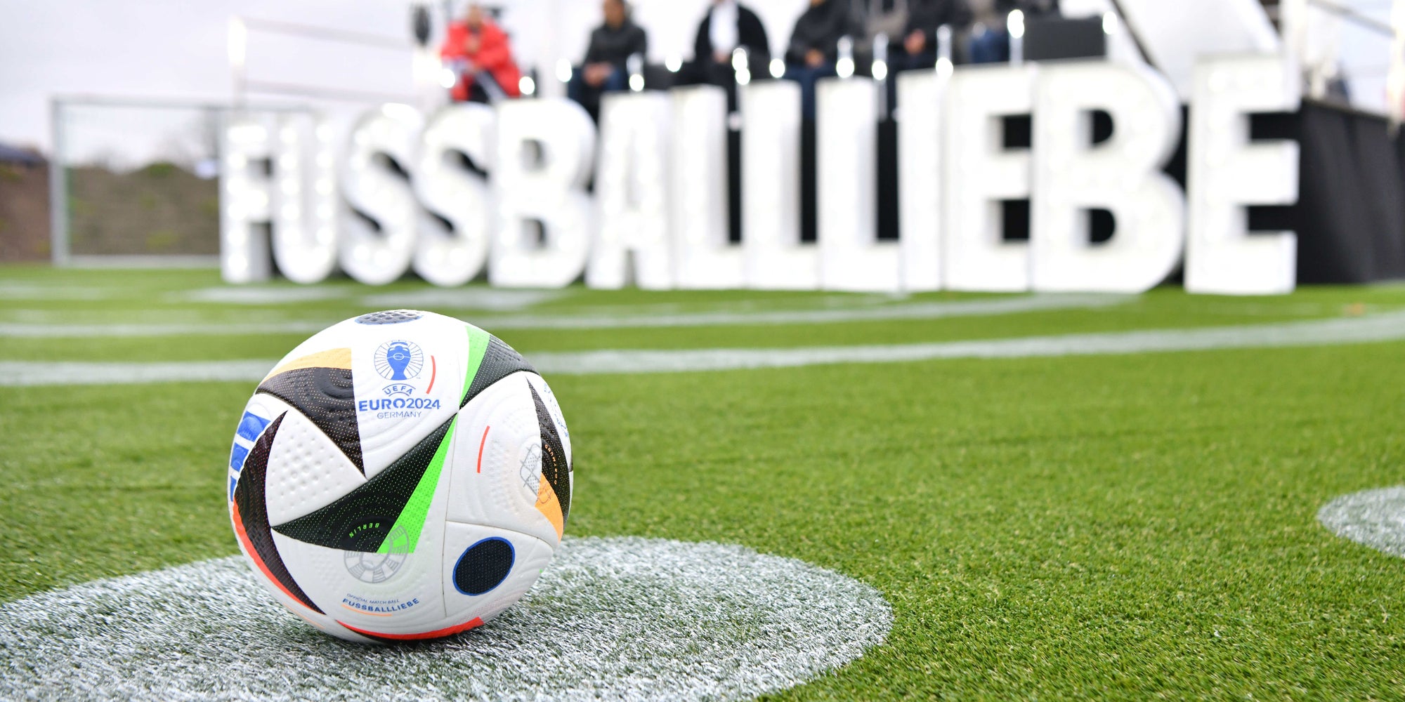 Le ''Fussballiebe'', ballon officiel et connecté de l’Euro 2024, présenté par l’UEFA et Adidas le 15 novembre 2023 à Berlin.