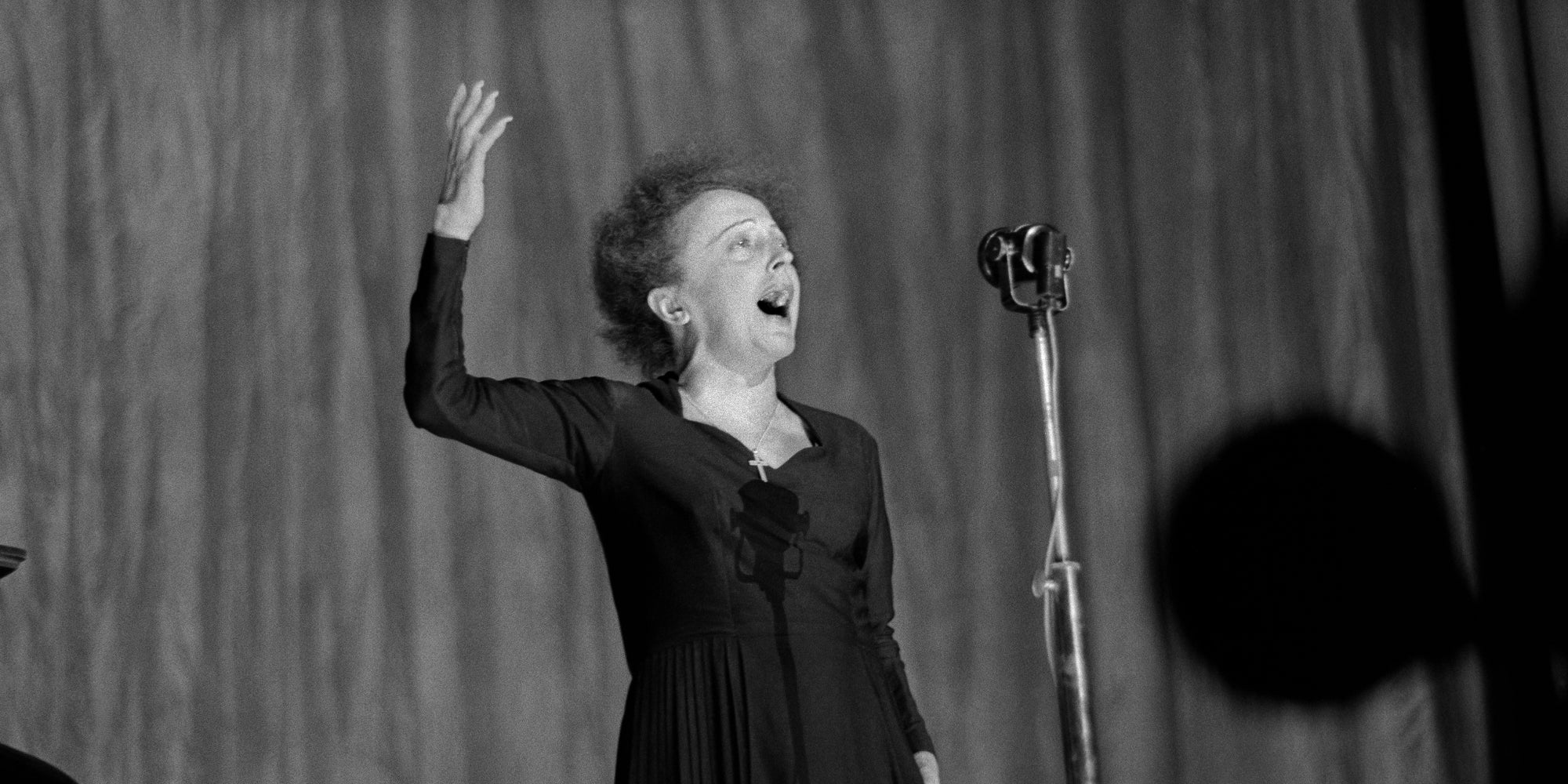 La chanteuse française Édith Piaf sur la scène de l'Olympia, à Paris, le 30 décembre 1960.
