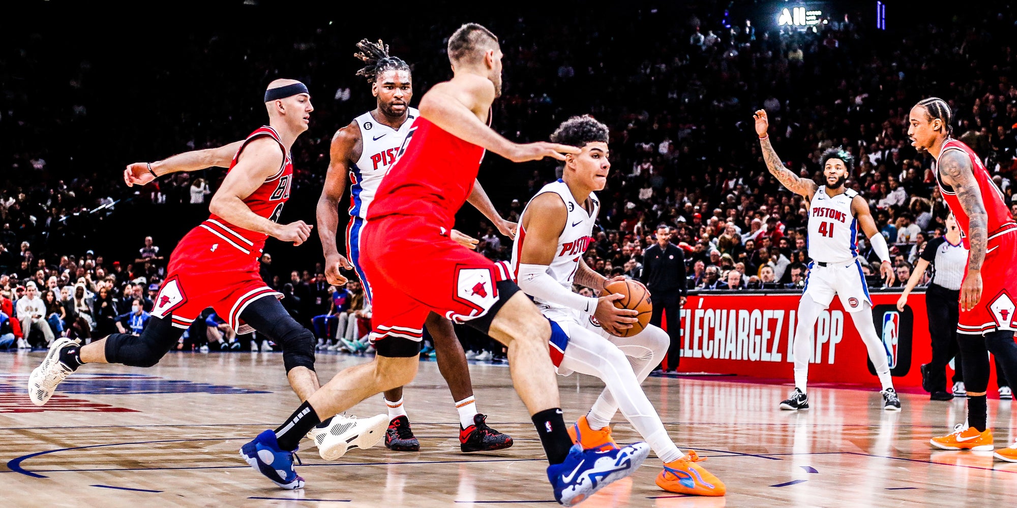 Killian Hayes des Detroit Pistons entouré par les Chicago Bulls au NBA Paris Game 2023, à l'Accor Arena de Paris, le 19 janvier 2023.