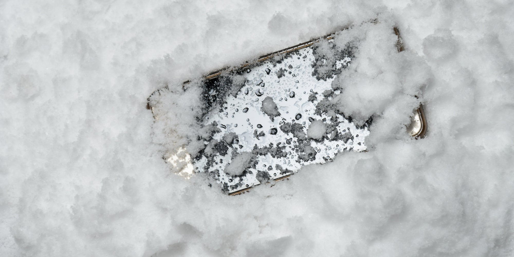 Un Google Pixel 6a a été retrouvé encore fonctionnel après 6 mois enneigé.