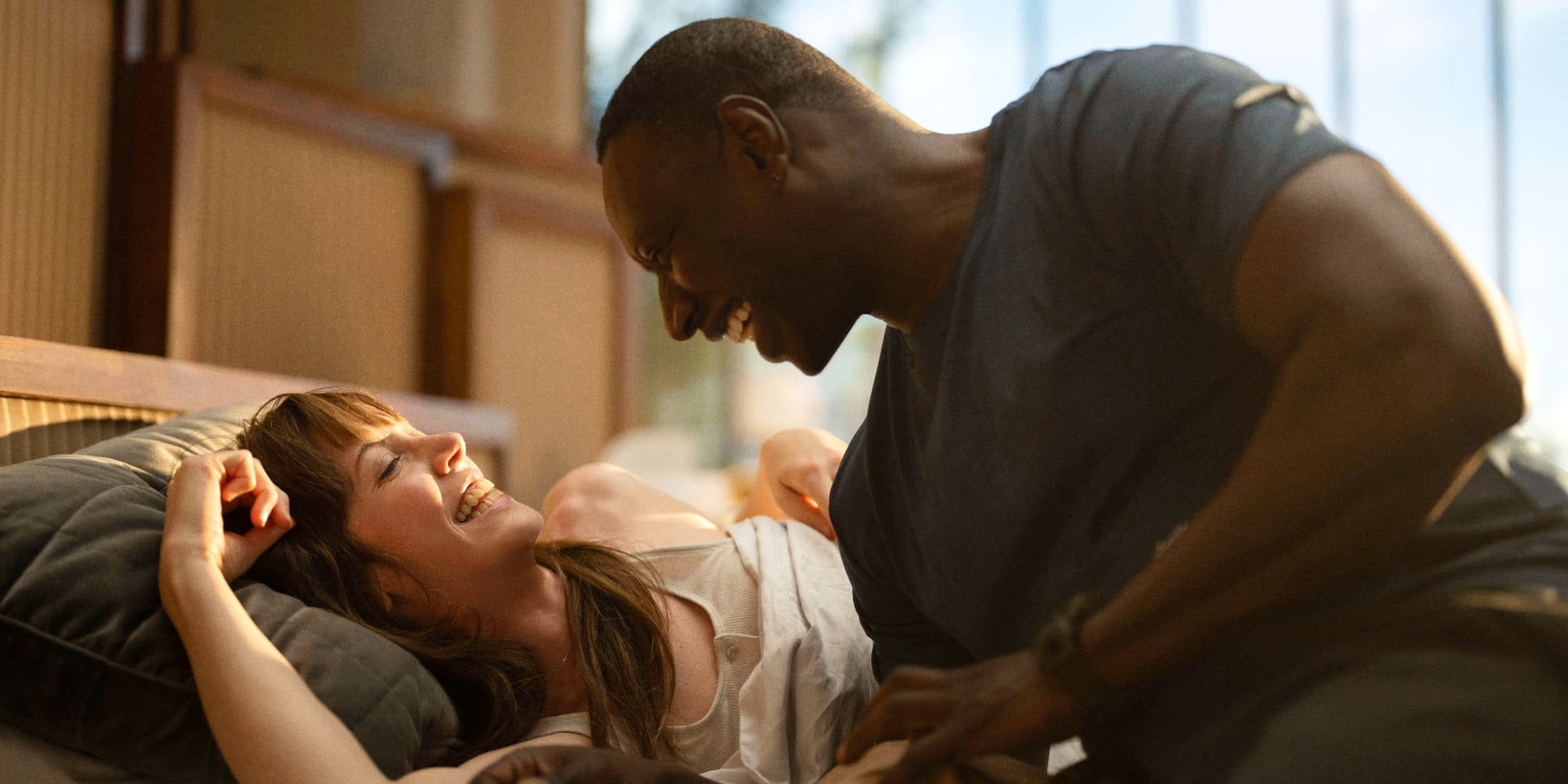 Omar Sy incarne Abel Camara et Sara Giraudeau prête ses traits au personnage de Marion dans la comédie romantique "French Lover", prochainement sur Netflix. 