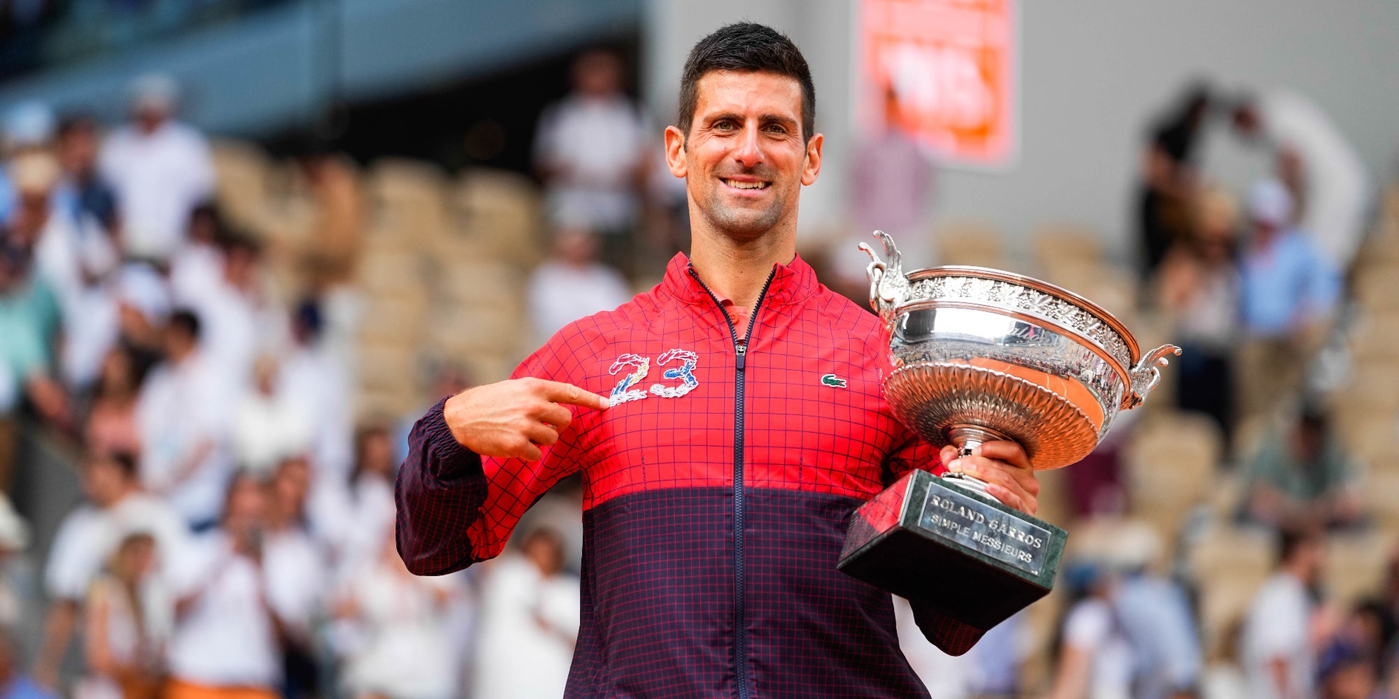 Novak Djokovic célèbre son 23e titre en Grand Chelem après avoir remporté la finale de Roland-Garros, à Paris, le 11 juin 2023.