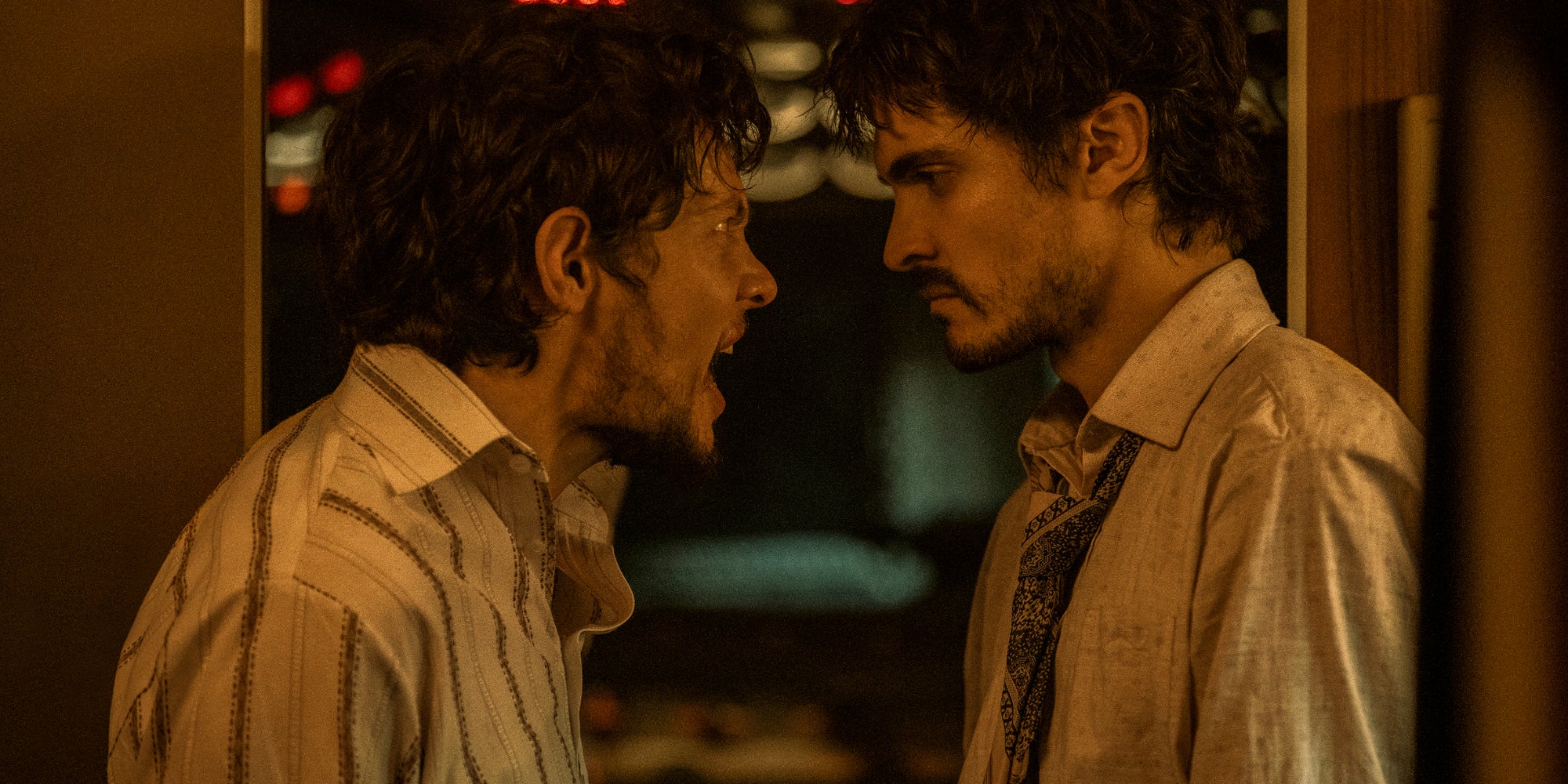 Alian Devetac et Valentín Villafañe dans la série ''Le Détournement du vol 601'', à voir dès maintenant sur Netflix.