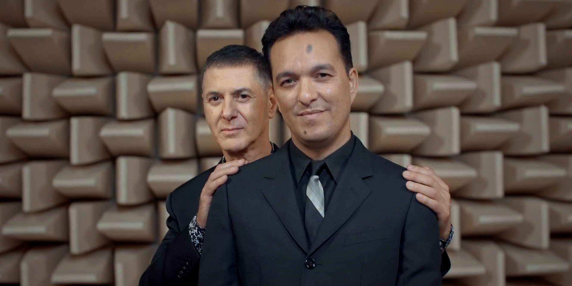 Étienne Daho et Malik Djoudi forment un duo élégant et aérien sur "À tes côtés".