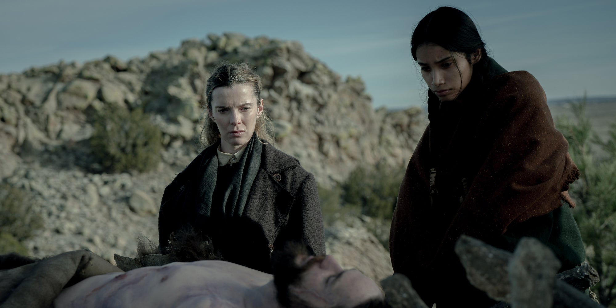 Betty Gilpin (Sara Rowell), Taylor Kitsch (Isaac) et Shawnee Pourier (Two Moons) dans l'épisode 6 de la saison 1 d'"À l’aube de l’Amérique" sur Netflix.