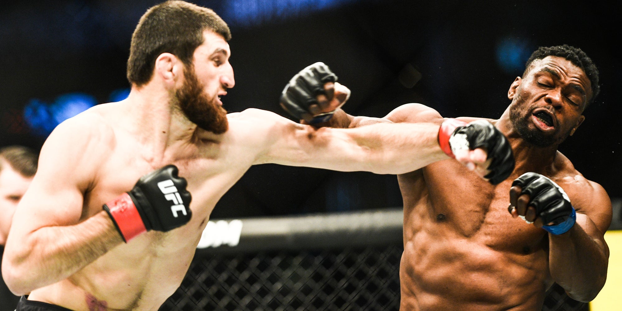 Ankalaev (à gauche) contre Lungiambula lors de l'UFC Fight Night 163 à Moscou, le 9 novembre 2019