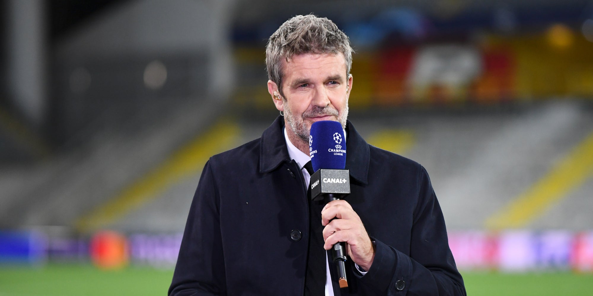Hervé Mathoux (journaliste Canal+) lors du match de groupe entre le RC Lens et Arsenal, le 3 octobre 2023 au Stade Bollaert-Delelis de Lens.